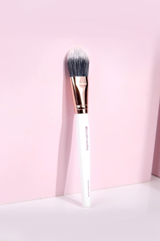 White & gold foundation brush, , medium image number null