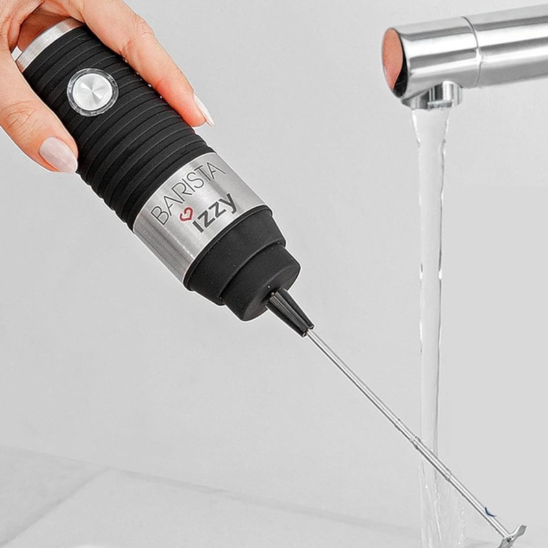 Izzy &sigma;&upsilon;&sigma;&kappa;&epsilon;&upsilon;ή &phi;&rho;&alpha;&pi;έ &chi;&epsilon;&iota;&rho;ό&sigmaf; barista &mu;&alpha;ύ&rho;&omicron;, , medium-null