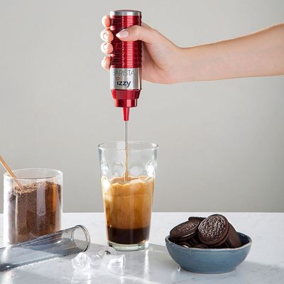 Izzy &sigma;&upsilon;&sigma;&kappa;&epsilon;&upsilon;ή &phi;&rho;&alpha;&pi;έ &chi;&epsilon;&iota;&rho;ό&sigmaf; barista &alpha;&pi;ό &alpha;&nu;&omicron;&xi;&epsilon;ί&delta;&omega;&tau;&omicron; &alpha;&tau;&sigma;ά&lambda;&iota; &kappa;&alpha;&iota; &pi;&rho;&omicron;&sigma;&tau;&alpha;&tau;&epsilon;&upsilon;&tau;&iota;&kappa;ό &kappa;ά&lambda;&upsilon;&mu;&mu;&alpha; &kappa;ό&kappa;&kappa;&iota;&nu;&omicron;, , medium