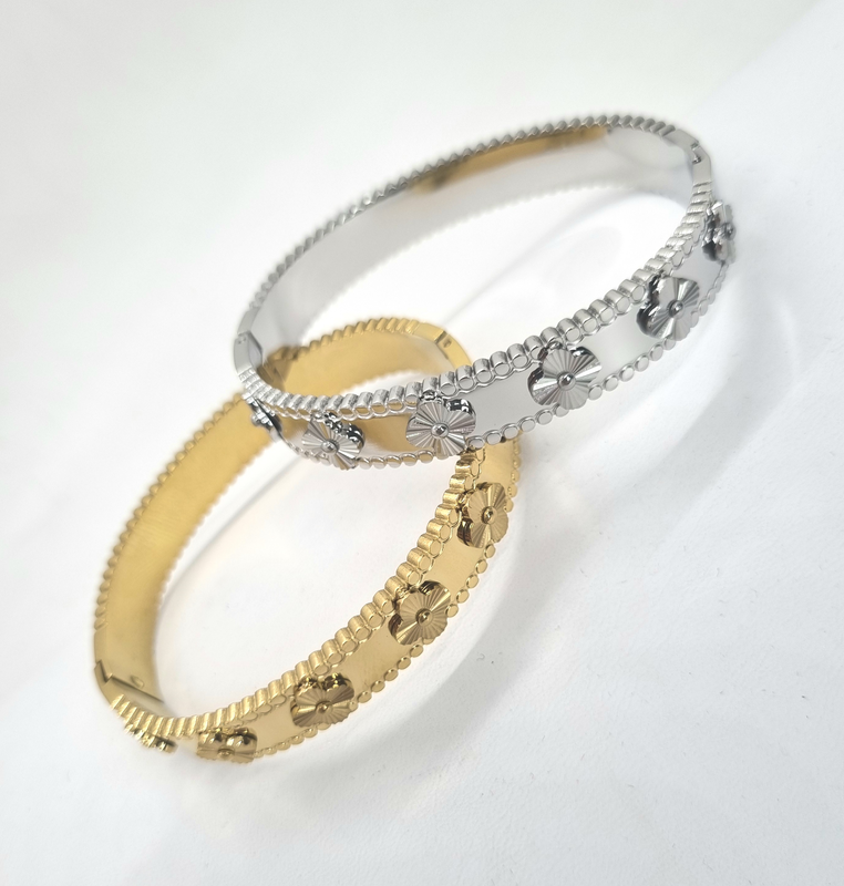 Four leaf clover bangle bracelet image number null