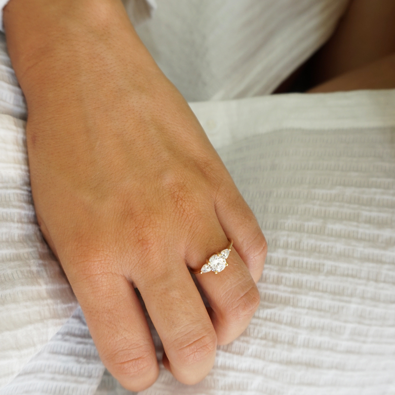 9ct yellow gold ring three stones cushion cut - 7(47)-null