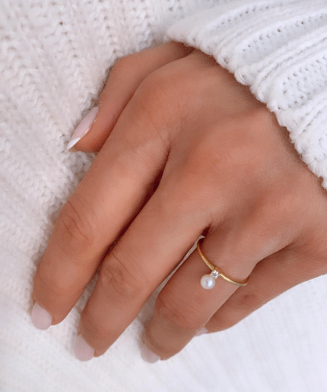 Pearl & white diamond gold ring-null