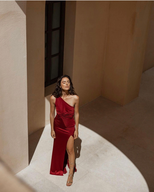 "scarlet dress"-null