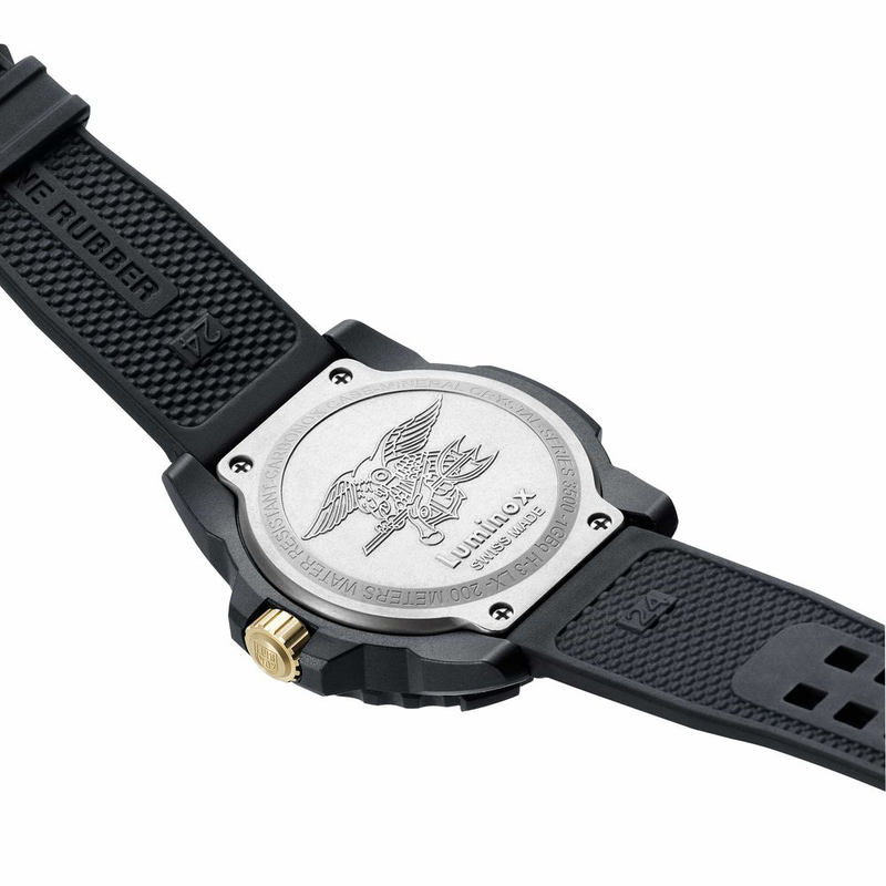 Black rubber sport watch-null