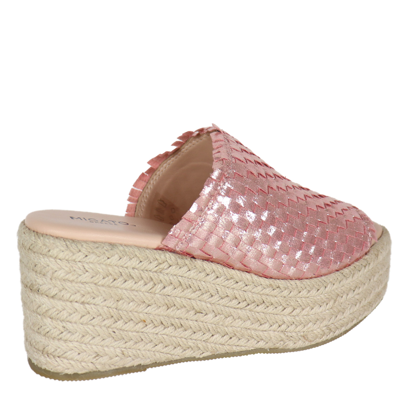 Migato  &gamma;&upsilon;&nu;&alpha;&iota;&kappa;&epsilon;ί&alpha; &pi;&lambda;&alpha;&tau;&phi;ό&rho;&mu;&alpha;-null