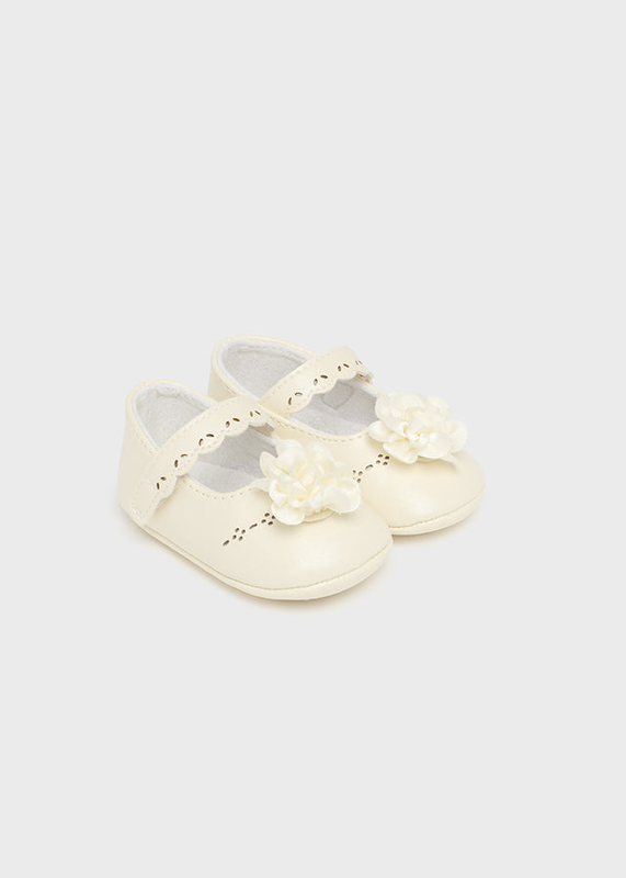 Fiona hugging shoes-null