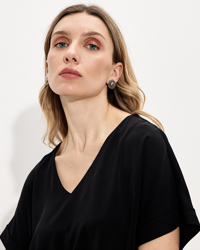 Blouse v neck image number null