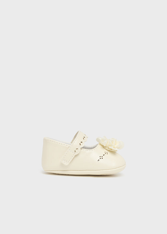 Fiona hugging shoes-null