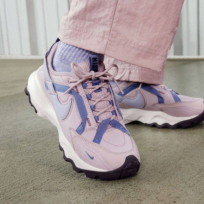 Nike tc7900 womens sneaker image number null