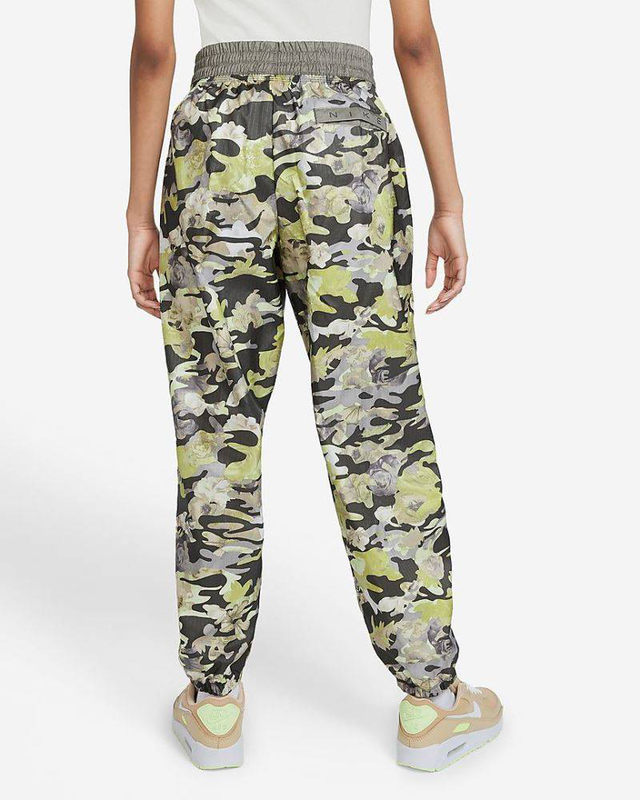 Product image: Womens woven all-over-print p&g jogger-null