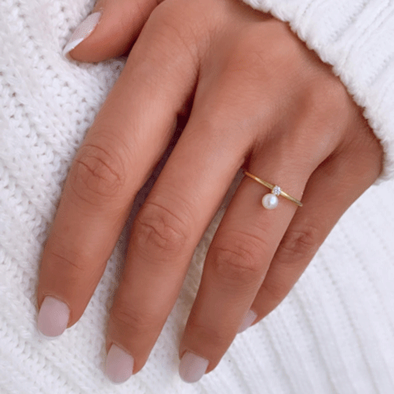 Pearl & white diamond gold ring-null