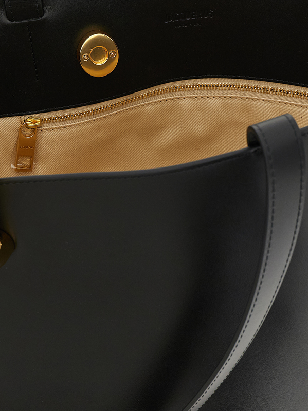 Black cowhide shoulder bag-null