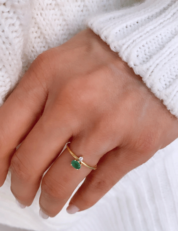 Emerald & white diamond gold ring-null