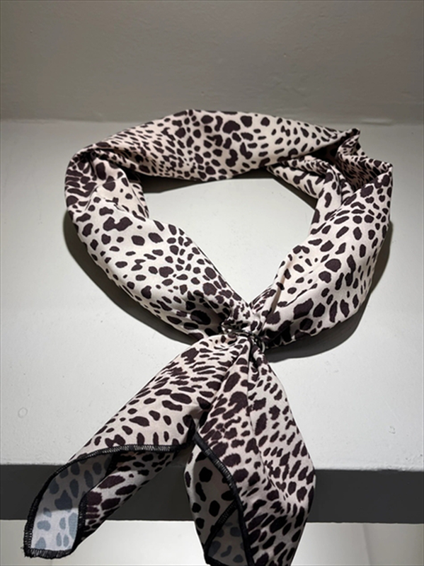 Stefan the cheetah scarf-null