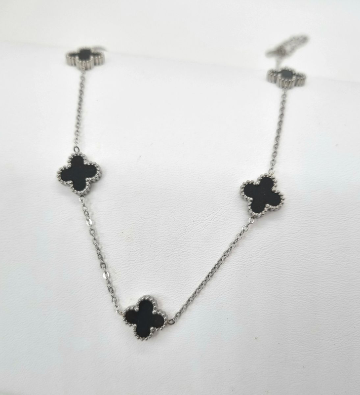 Four leaf silver necklaces-null