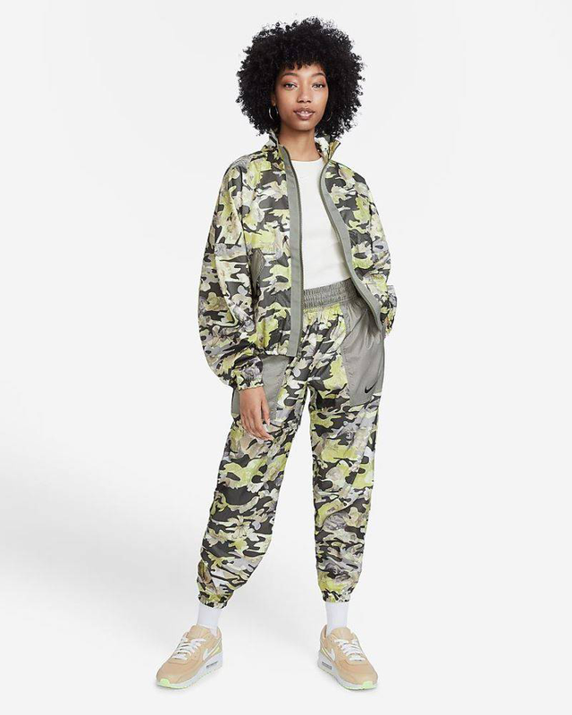 Product image: Womens woven all-over-print p&g jogger-null
