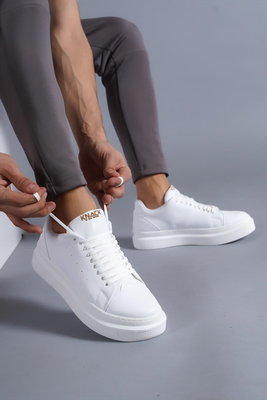 Monochrome sneakers with contrast sole