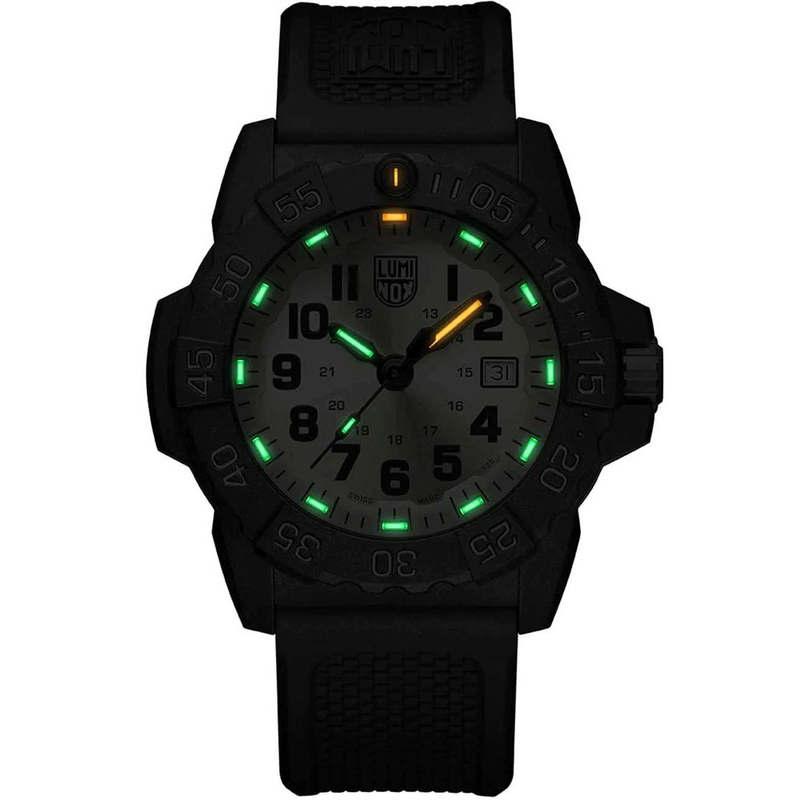 Black rubber sport watch-null