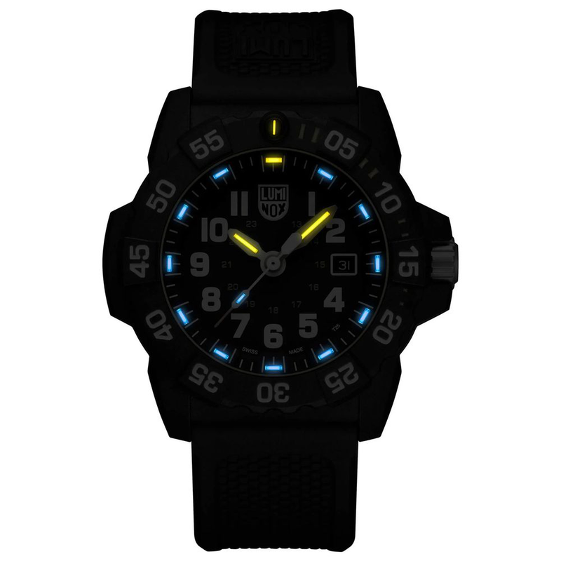 Black rubber sport watch-null