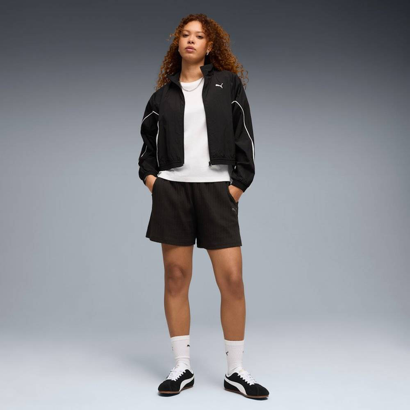 Her high-waist shorts 5"-null