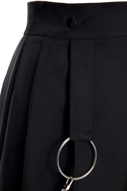 Pleated skirt with a chain-null