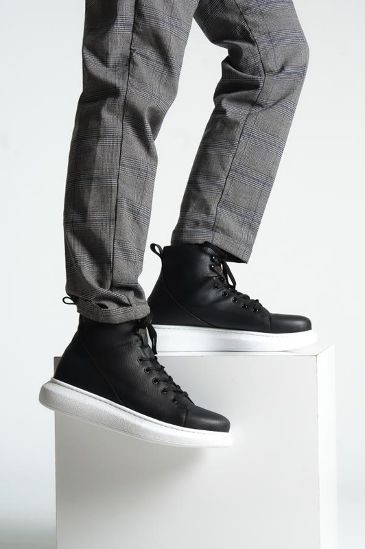 Monochrome boots with contrast sole image number null