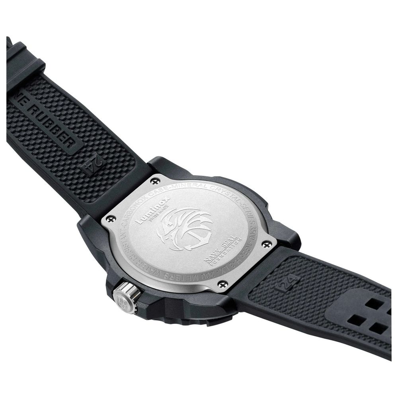 Black rubber sport watch-null