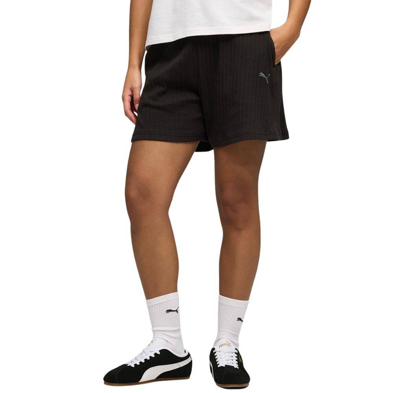 Her high-waist shorts 5"-null