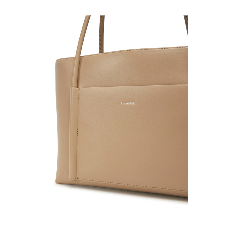 Calvin Klein &gamma;&upsilon;&nu;&alpha;&iota;&kappa;&epsilon;ί&alpha; &tau;&sigma;ά&nu;&tau;&alpha; ώ&mu;&omicron;&upsilon;-null