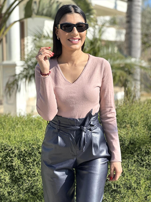 Knitted sweater v neck