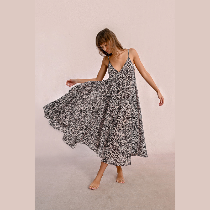 Long flowing dress, leopard print-null