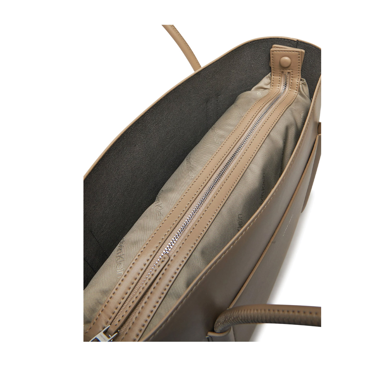 Calvin Klein &gamma;&upsilon;&nu;&alpha;&iota;&kappa;&epsilon;ί&alpha; &tau;&sigma;ά&nu;&tau;&alpha; ώ&mu;&omicron;&upsilon;-null