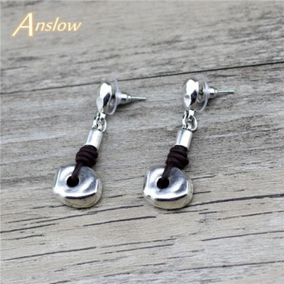 Women's pair of earrings