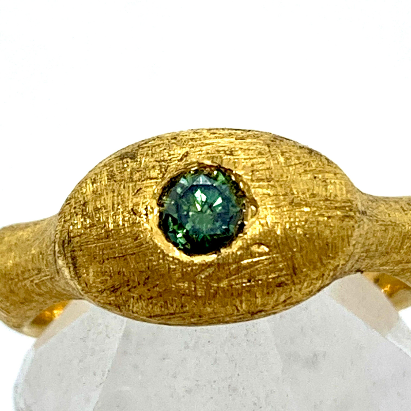 Ring 24ct gold green diamond-null