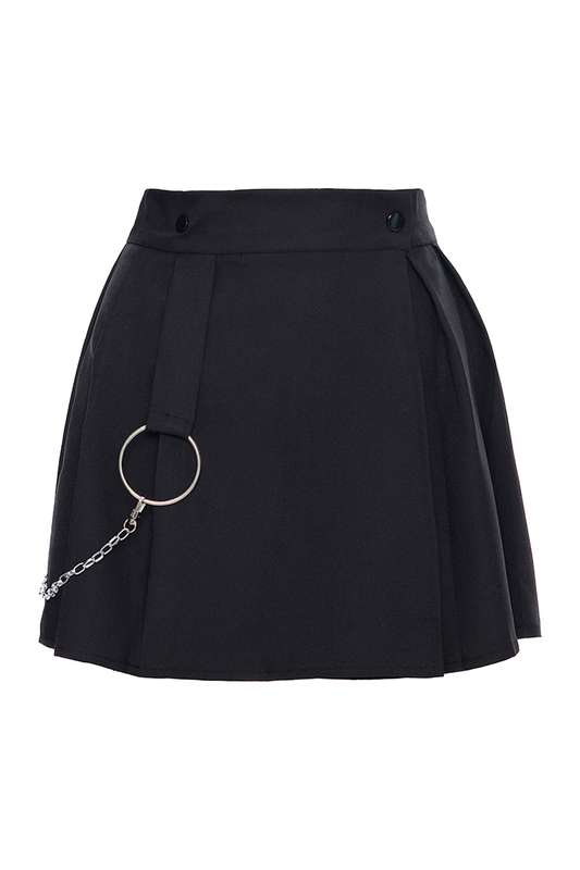 Pleated skirt with a chain-null