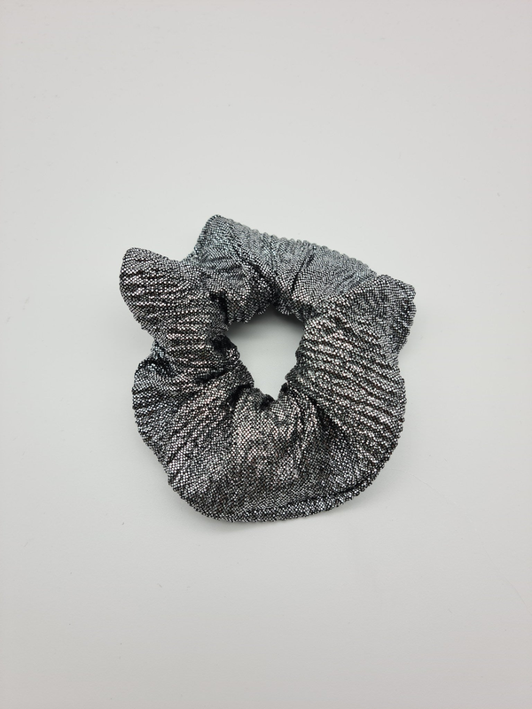 Scrunches in metalic gold and silver colors-null