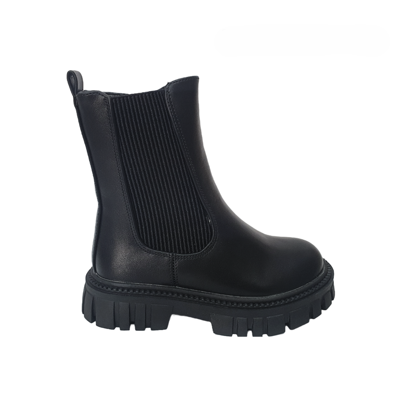 Tall and plain boot with chunky sole-null