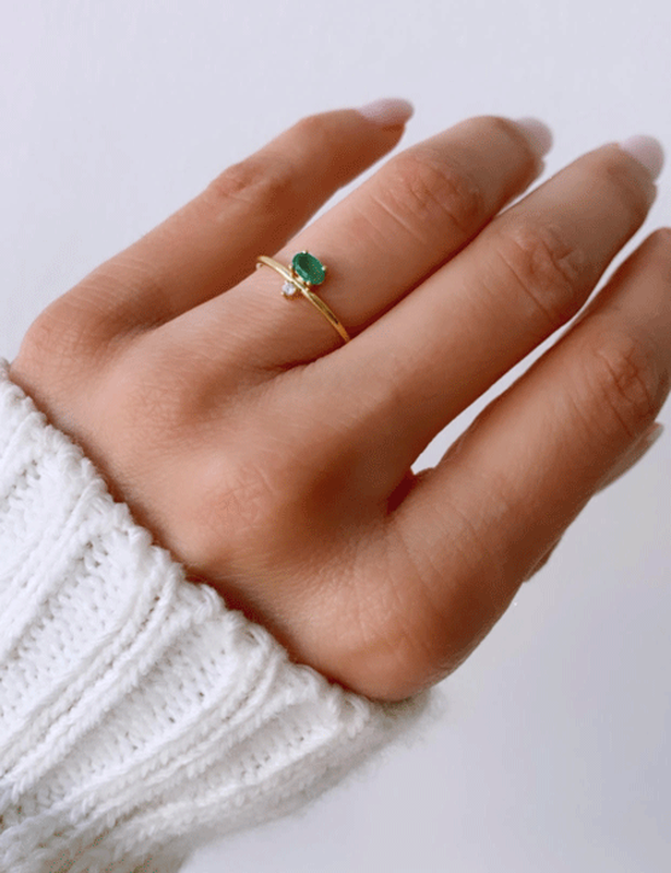 Emerald & white diamond gold ring-null