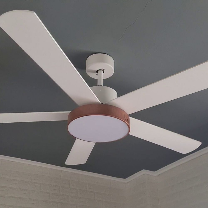 Izzy iz-9032 ανεμιστήρας οροφής 132cm με dc μοτέρ, led φωτισμό, τηλεχειριστήριο & διπλής όψης πτέρυγα λευκό/καφέ, , medium-null