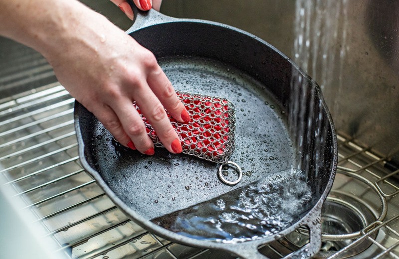 Lodge silicone & chainmail scrubbing pad, red, , medium image number null