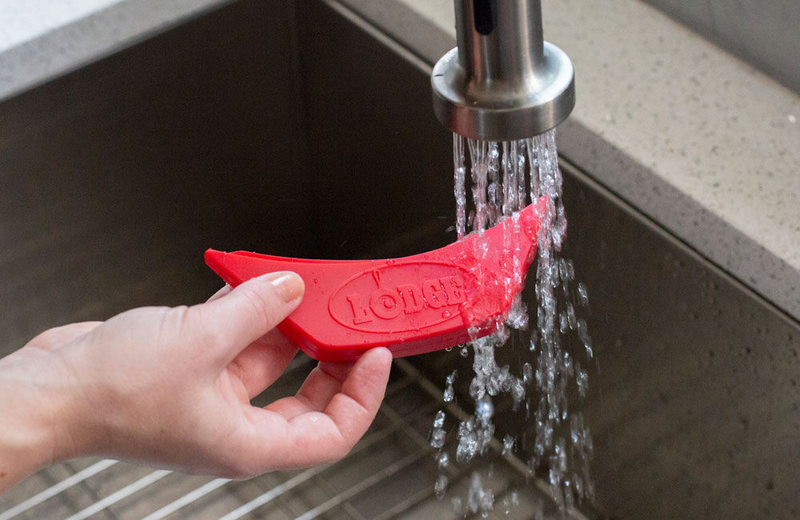 Product image: Lodge silicone assist handle holder, red, , medium-null