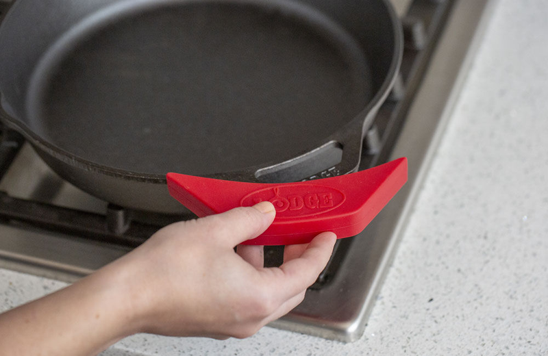 Product image: Lodge silicone assist handle holder, red, , medium-null