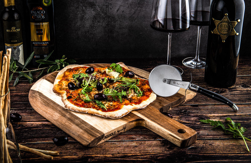 Laguiole premium pizza cutter black with serving board, , medium image number null