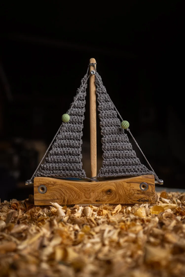 &Kappa;&alpha;&rho;&alpha;&beta;&iota; &xi;&upsilon;&lambda;&omicron; &epsilon;&lambda;&iota;&alpha;&sigmaf; &mu;&epsilon; &pi;&lambda;&epsilon;&kappa;&tau;&alpha; &pi;&alpha;&nu;&iota;&alpha; &gamma;&kappa;&rho;ί&zeta;&omicron;.&Alpha;06, White, medium