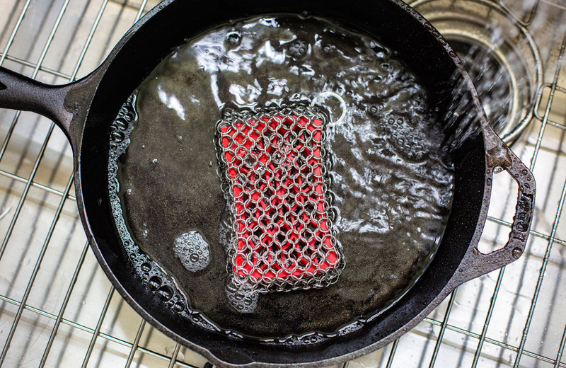 Lodge silicone & chainmail scrubbing pad, red, , medium image number null