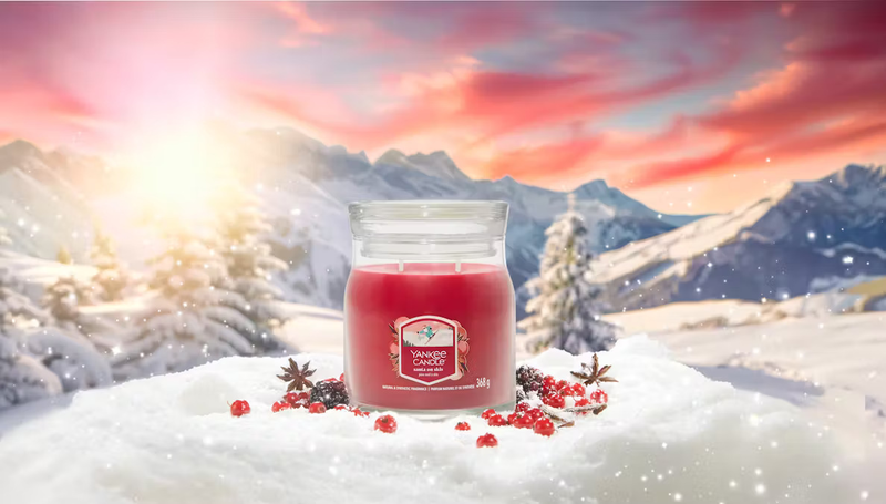 Santa on skis - &alpha;&rho;&omega;&mu;&alpha;&tau;&iota;&kappa;ό &kappa;&epsilon;&rho;ί yankee - signature medium jar-null