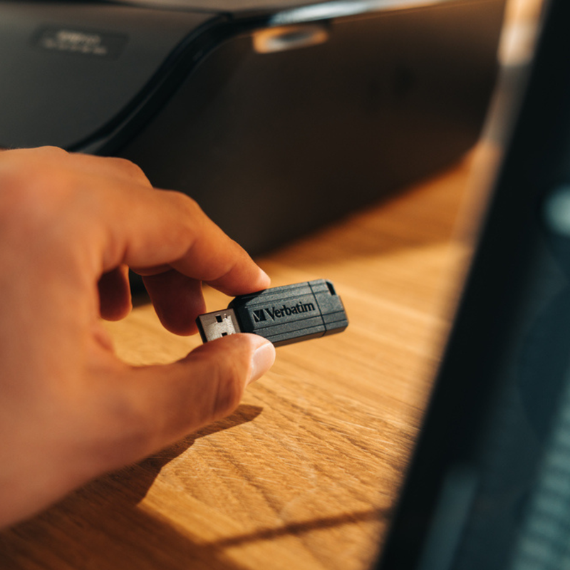 Verbatim pinstripe USB 2.0 drive 16GB - black, , medium-null