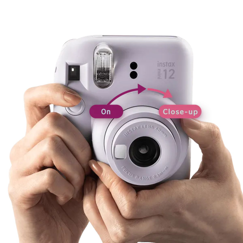 Fujifilm instax mini 12 &sigma;&tau;&iota;&gamma;&mu;&iota;&alpha;ί&alpha; &phi;&omega;&tau;&omicron;&gamma;&rho;&alpha;&phi;&iota;&kappa;ή &mu;&eta;&chi;&alpha;&nu;ή &mu;&epsilon; &alpha;&upsilon;&tau;ό&mu;&alpha;&tau;&eta; έ&kappa;&theta;&epsilon;&sigma;&eta; & &lambda;&epsilon;&iota;&tau;&omicron;&upsilon;&rho;&gamma;ί&alpha; close-up &mu;&omega;&beta;-null