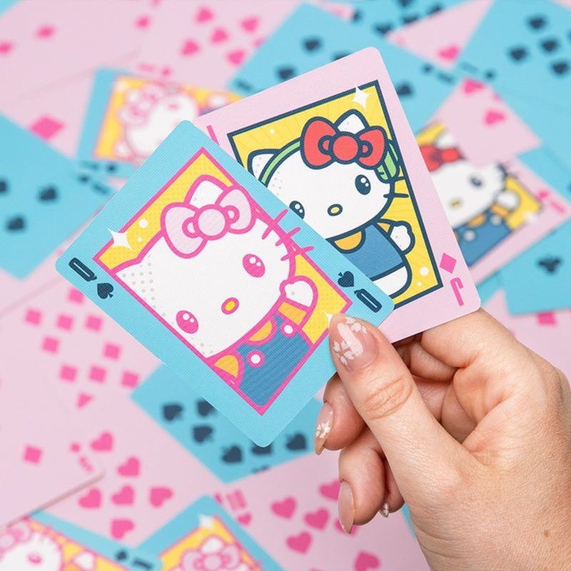 Paladone sanrio hello kitty playing cards &sigma;&epsilon; &mu;&epsilon;&tau;&alpha;&lambda;&lambda;&iota;&kappa;ό &kappa;&omicron;&upsilon;&tau;ί &mu;&epsilon; 52 &kappa;ά&rho;&tau;&epsilon;&sigmaf; & 2 jokers pp13294hk, , medium-null