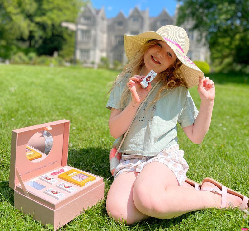 Miss nella limited edition beauty case image number null